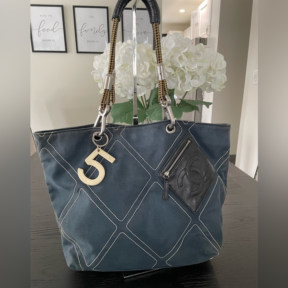 Luxury giveaway, $5 Chanel. Like this listing to be notified of my next show - Picture 12 of 13